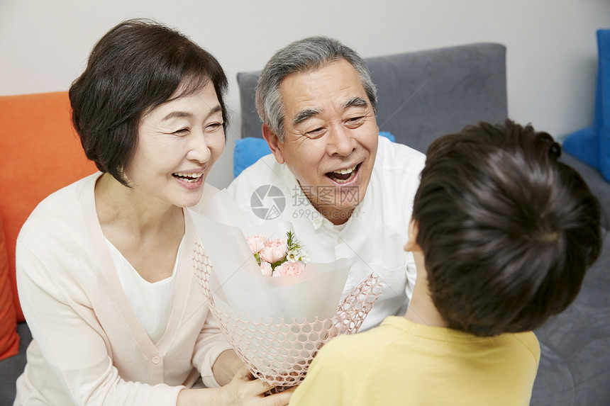 小男孩给爷爷奶奶送花图片