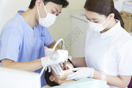 男子做牙齿根管治疗高清图片