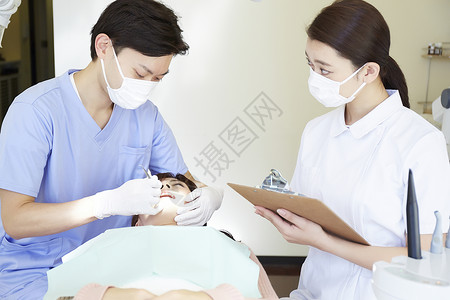 牙科医生牙齿治疗图片