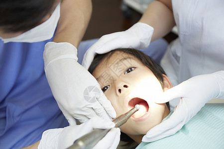 牙科医生给小男孩治疗牙齿高清图片