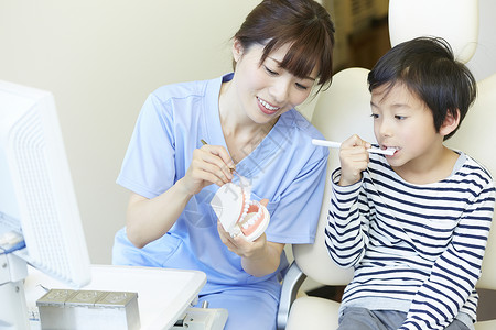 在医院治疗牙齿的小男孩图片