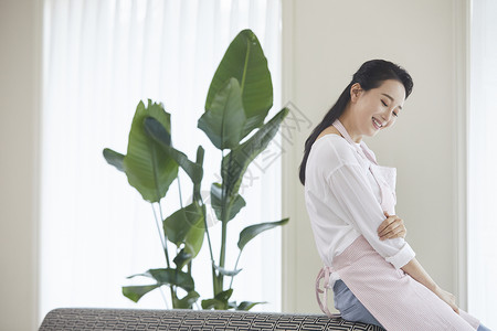 坐着休息的成年女子图片