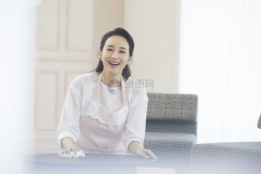 清洁桌面微笑的女青年图片