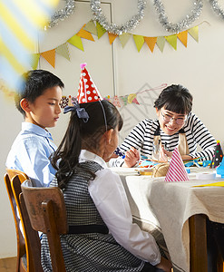 人类儿童进餐孩子们为聚会做准备餐厅高清图片素材