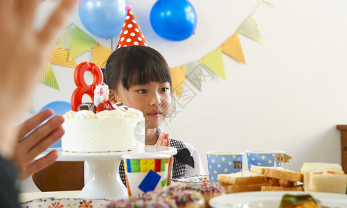 庆祝过生日的小朋友图片