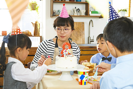 小朋友生日聚会盛宴吃生日蛋糕图片