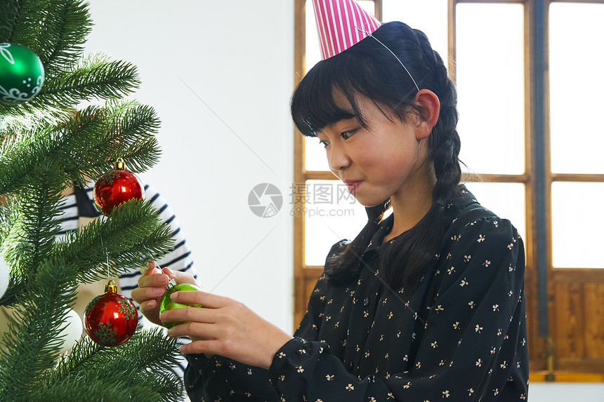 父母和孩子们为圣诞晚会做准备图片