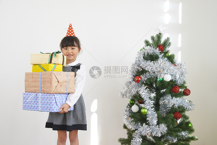有圣诞树和礼物的女孩图片