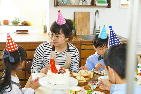 小朋友生日聚会盛宴吃生日蛋糕图片