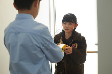 女孩将礼物送给男孩图片