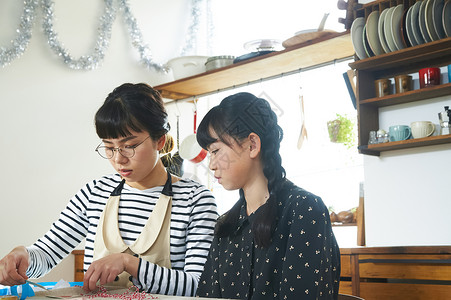 女子在准备家庭聚会轰趴观赏植物高清图片素材