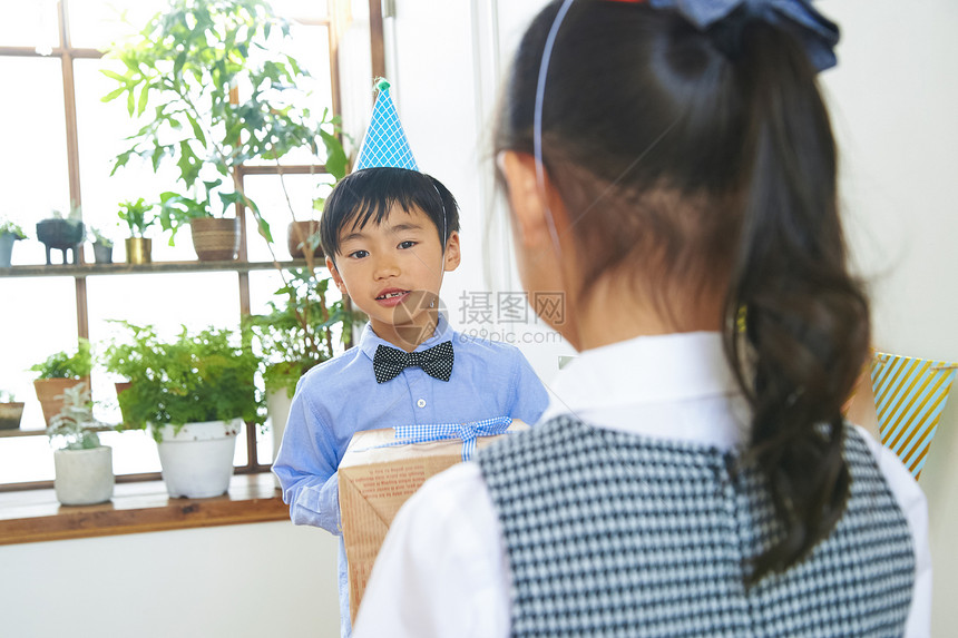 小男孩给小女孩送礼物图片