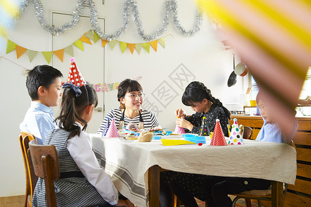 装饰手工制作孩子们为聚会做准备乐趣高清图片素材