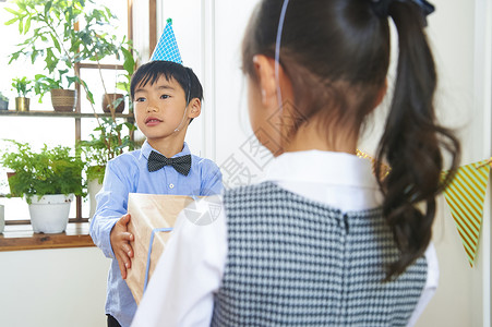 男孩子送给小女孩礼物图片