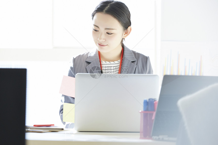 电脑前认真工作的商务女性图片