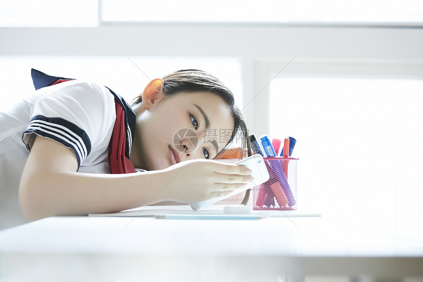 高中制服女生趴在课桌上图片