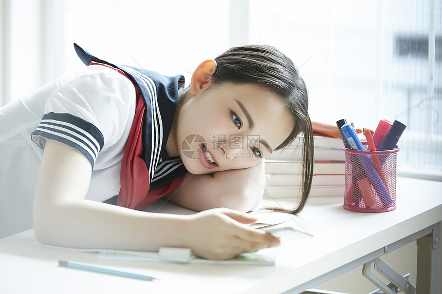 趴在课桌上的女高中生图片