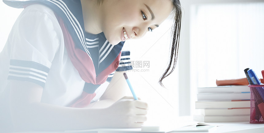 课桌上学习的高中女生图片