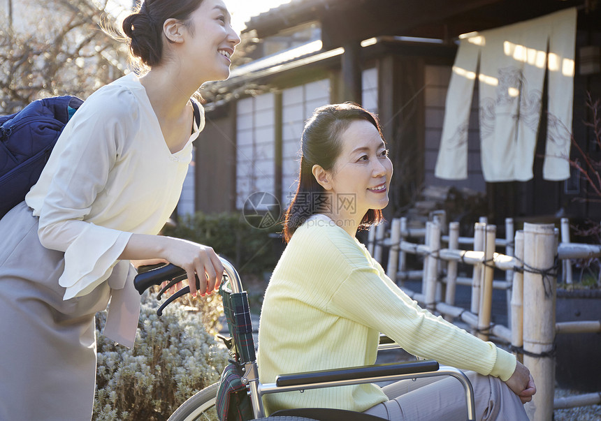 户外享受旅行的母女图片