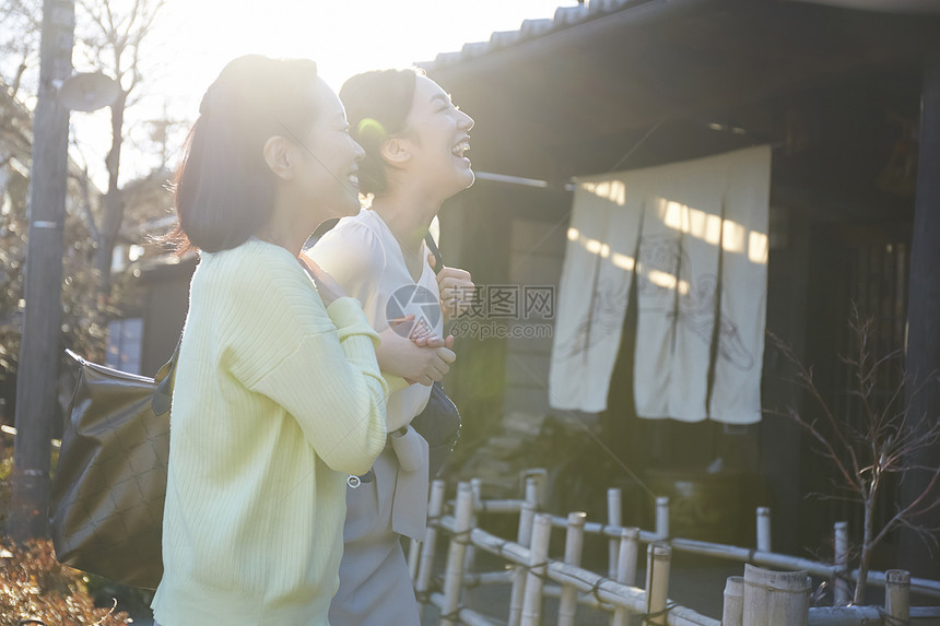 户外旅行愉快的女人图片