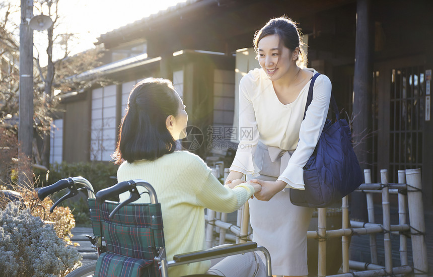 女儿推着轮椅上的妈妈户外散心图片