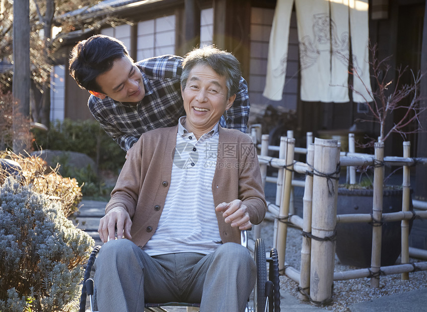 男人孝顺关心旅行老年人图片