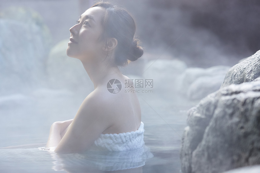 女人露天泡温泉图片