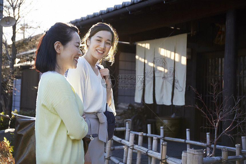 木乃伊亚洲女孝顺旅行形象图片