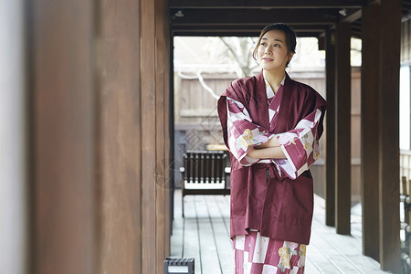 穿日式浴衣的女人在门廊看风景高清图片