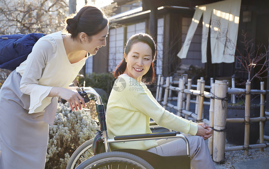 家人孝顺关心老年人的旅行形象图片