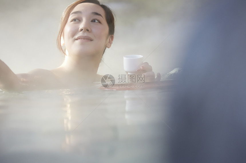 女人露天泡温泉图片