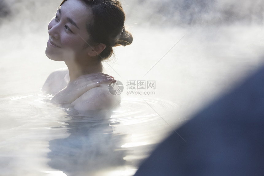 女人露天泡温泉图片