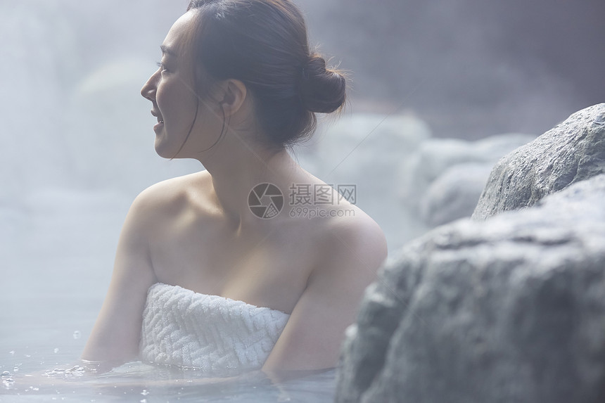 女人露天泡温泉图片