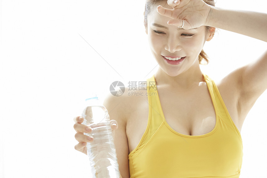 健身训练女式运动服女人喝水图片