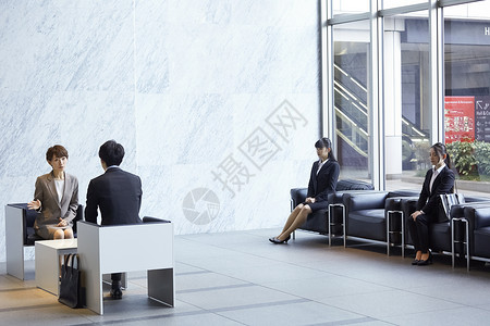 商务大厅里沟通的商务男士交谈高清图片素材