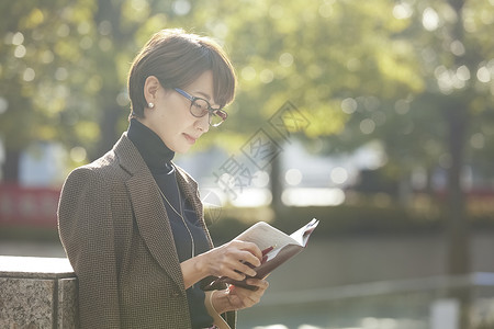 商业女商人户外形象图片