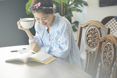 咖啡馆看书喝茶的女人图片