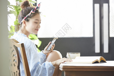 美女咖啡馆喝茶看书图片