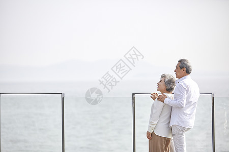 恩爱的老年夫妻享受退休生活图片
