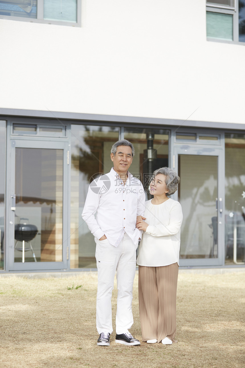 退休老年夫妇一起幸福生活图片