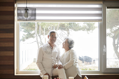 退休老年夫妇一起幸福生活微笑高清图片素材