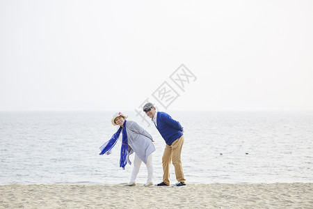 海边旅游的老年夫妻图片