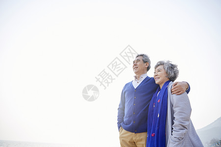幸福的老年夫妻海边旅游图片