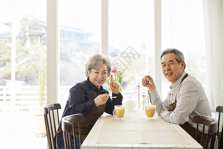 老夫妇子在一起开心喝咖啡图片