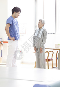 70多岁护士病人physio治疗师和资深妇女面向前方高清图片素材