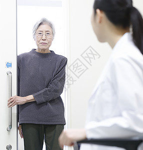 老师患者长辈医院检查女医生和高级女人图片