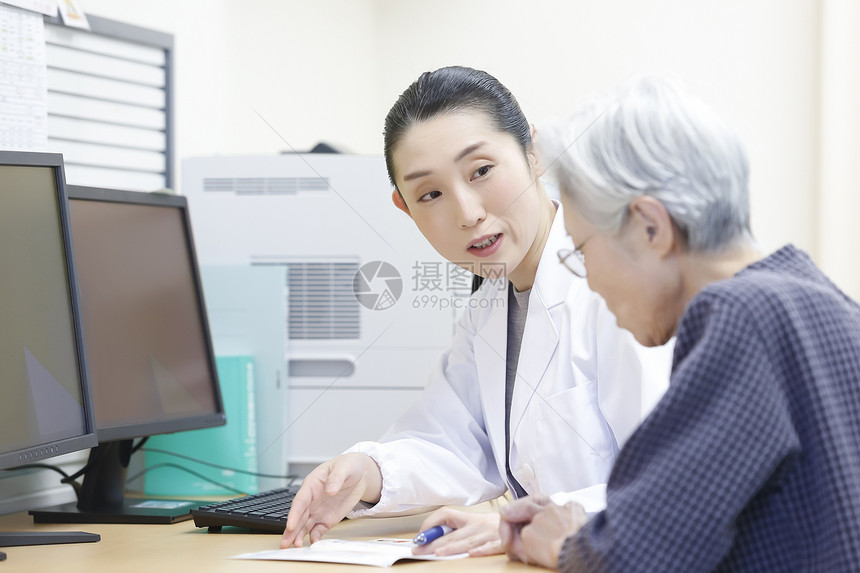 病人外科医生老年的骨科检查女医生图片