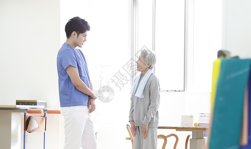 病奶奶女士physio治疗师和资深妇女病患高清图片素材