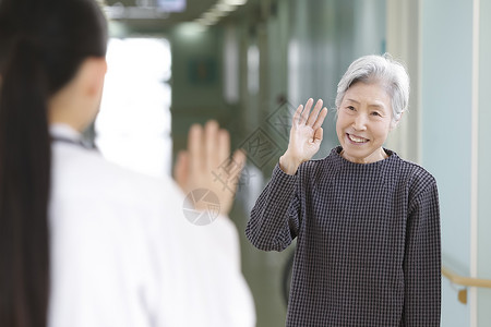 老年的医师病患女医生和高级的女人笑容高清图片素材