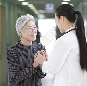 老年女性医院就医咨询图片